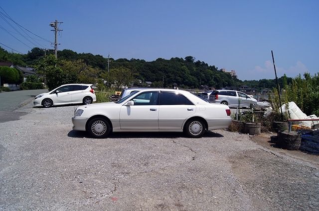 駐車場に車をとめてお待ちください。